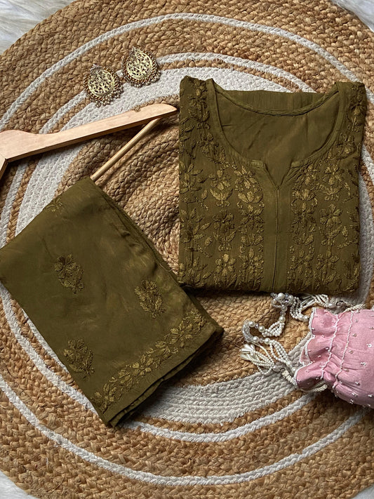 Soft hues, strong impressions.
This Chikankari set is your perfect pick for subtle elegance and all-day comfort — a classic you’ll keep coming back to. 🌸